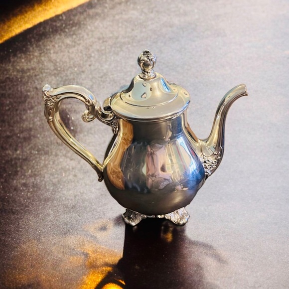 Vintage Wm. Rogers & Son Silverplate Teapot - Picture 5 of 12